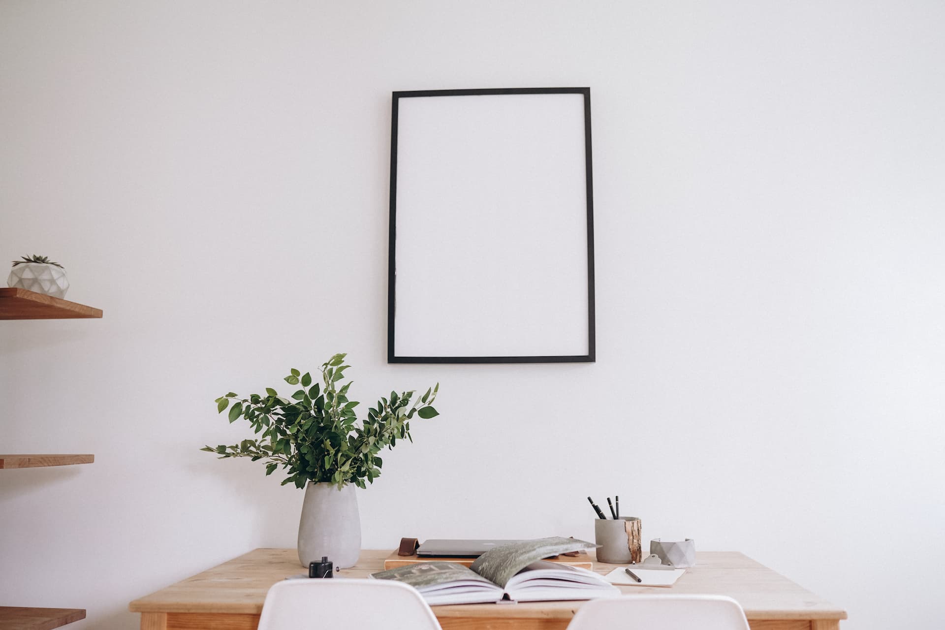 Espacio de trabajo en casa decorado con una planta en la mesa